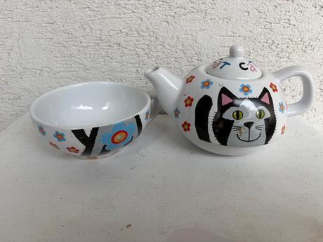 Macka macky porcelan krasny cajnik so salkou,