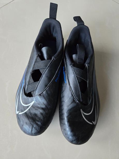 Chlapčenské čiernomodré kožené kopačky, nike,37