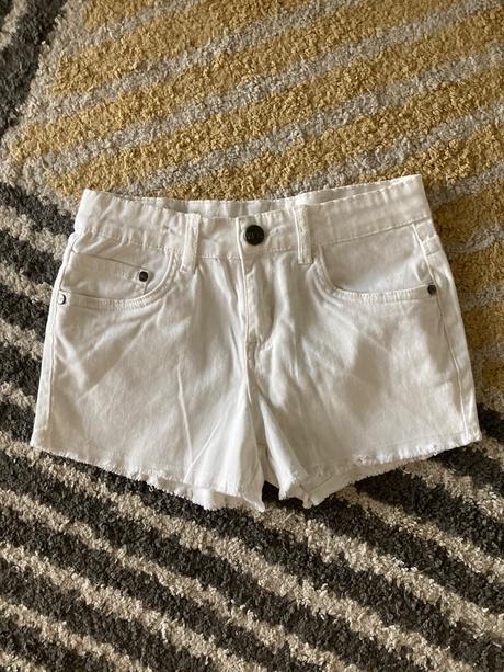 Biele kraťase yfk, 146