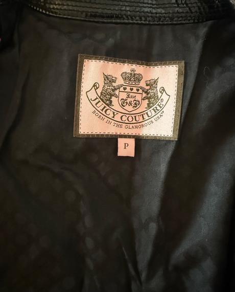 Lesklá bunda na gombíky juicy, s