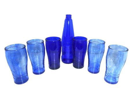 Poháre z hrubého modrého skla,