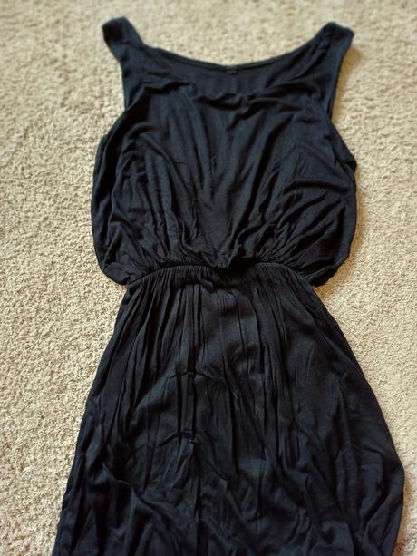 Čierne šaty, 36