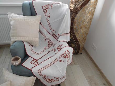 Ponúkam ručne vyšívaný set obrusov-v hnedom,, 