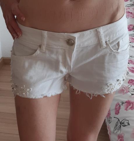 Biele sortky s perlickami, dromedar,l