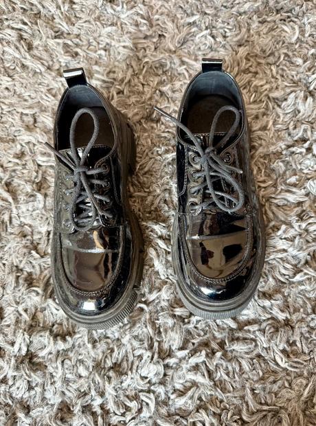 Lesklé mokasínky, 33