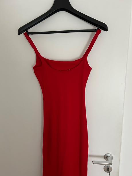 Cervene dlhe saty, bershka,s