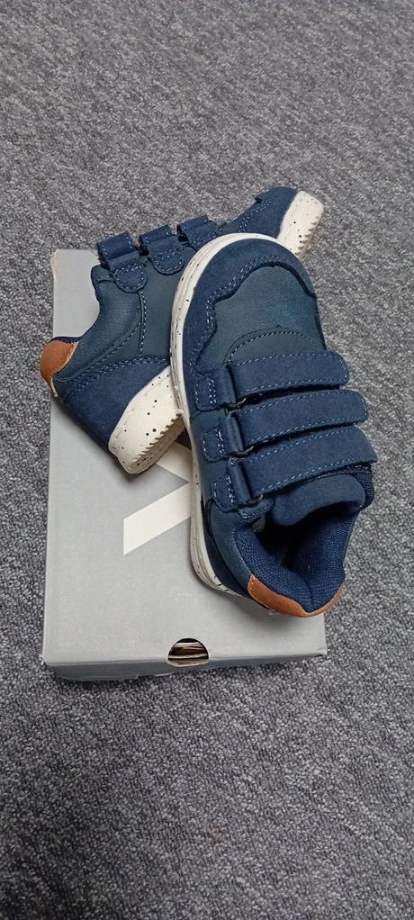 Botasky, deichmann,23