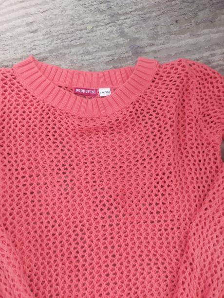 2x dierkované pulóvre, 152