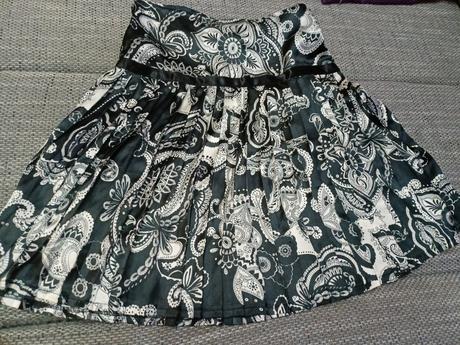 Sukňa elegantná veľ 38, skladaná, lahučká, 38