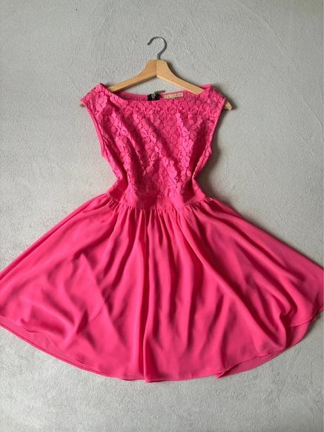 Elegantné ružové šaty s čipkovým topom, s