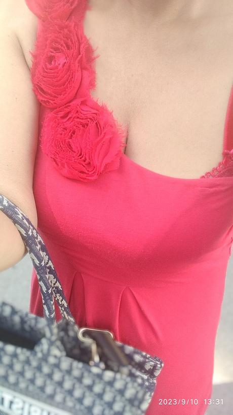 Červené saty s kvetmi, m