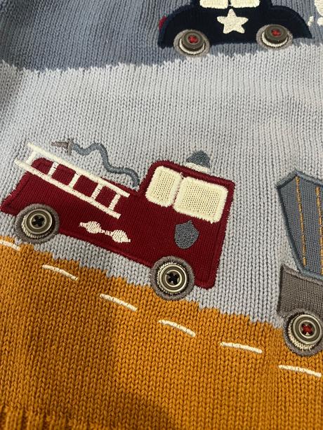 Svetrík s autami, 98