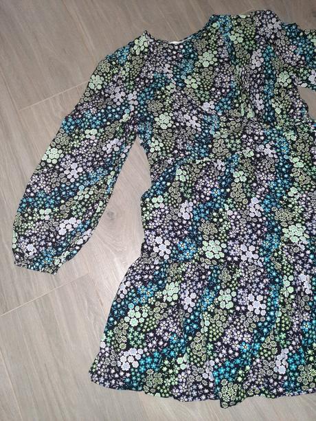 Kvietkovane zavinovacie saty, marks & spencer,146