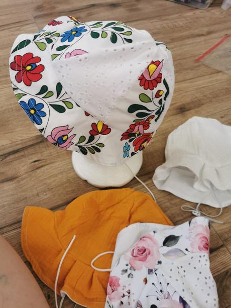 Klobúky muselinove, madeirove, 56 - 158