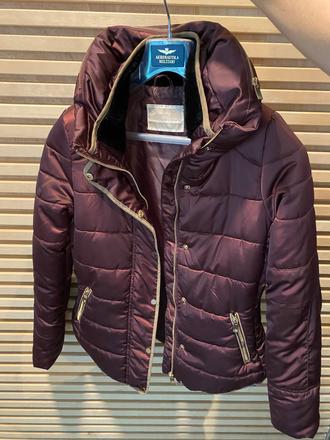 Lesklá bordová bunda, s