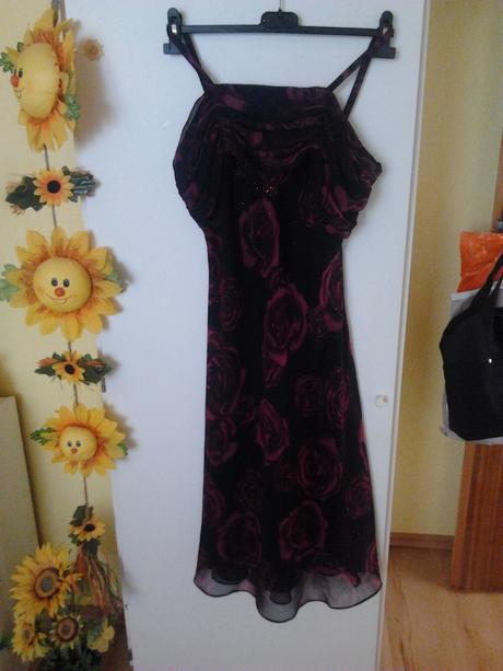 Šaty čiernej farby s bordovými ružičkami, 40