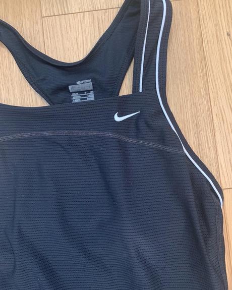 Nike športové funkčné tielko všité s podprsenkou, s