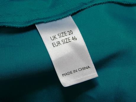 Pekne šaty s odonimatelnymi ramienkami, 46