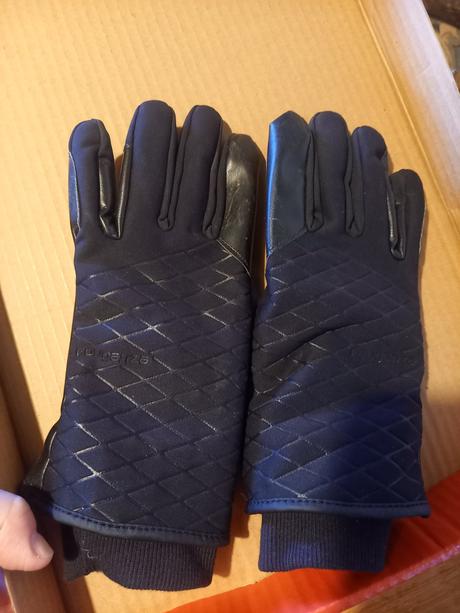 Rukavice na koníky, 146