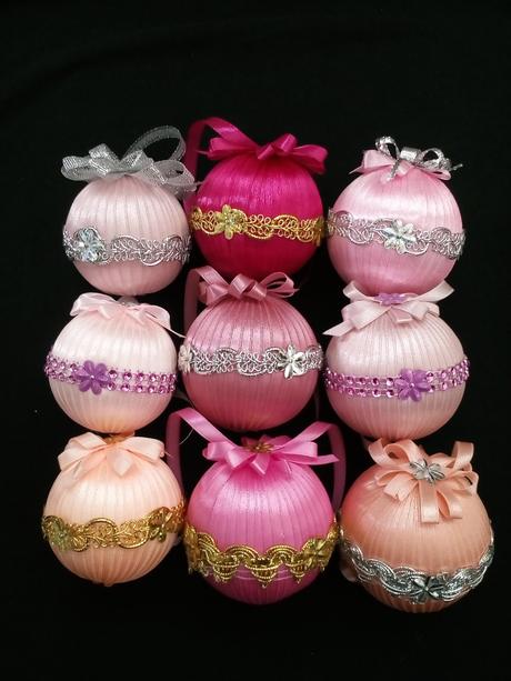 Krásne ručne robené vianočné gule rôznych farieb, 