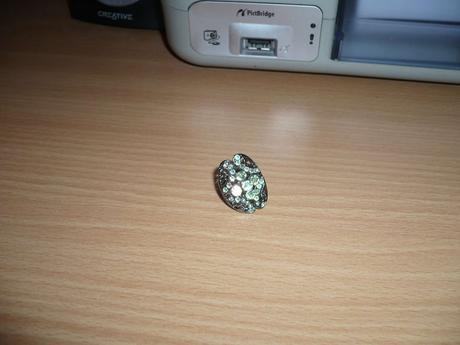 Prsten so zelenymi kamienkami, 