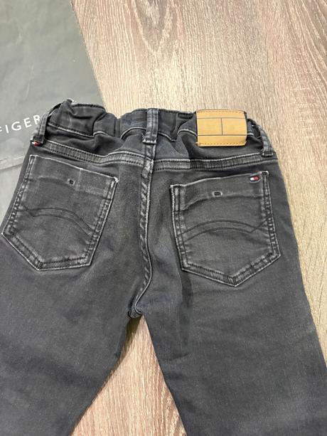 Tommy hilfiger cierne vysuchane rifle č.110, tommy hilfiger,110