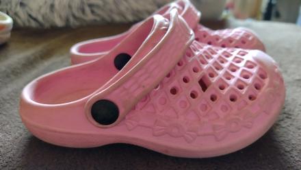 Kroksy na donosenie a klopkačky topánky na hranie, 25