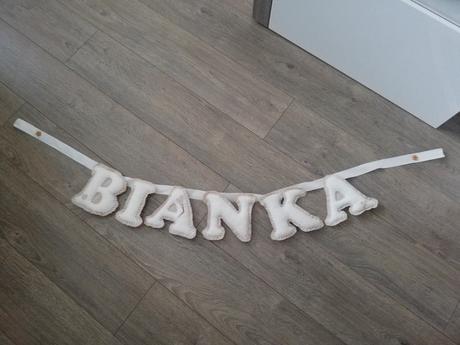 Girlanda s menom bianka nad postieľku,