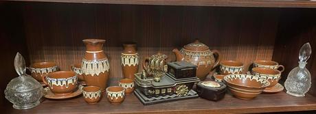 Hnedá keramická sada, čierny dekoračný predmet, 