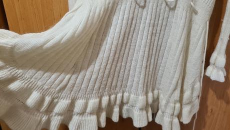 Svetrík predĺžený s volánikmi, 158