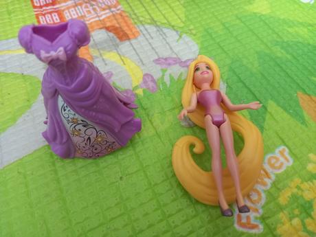 Rapunzel bábika a magic clip šaty, 
