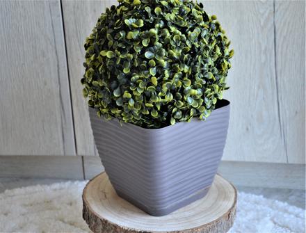 Plastový kvetináč,