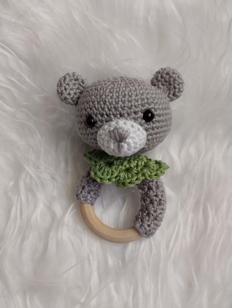 Háčkovaný mojkáčik macko + háčkovaná hrkálka, 