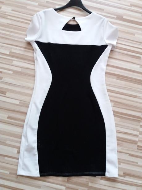 Čierno-biele šaty, 42