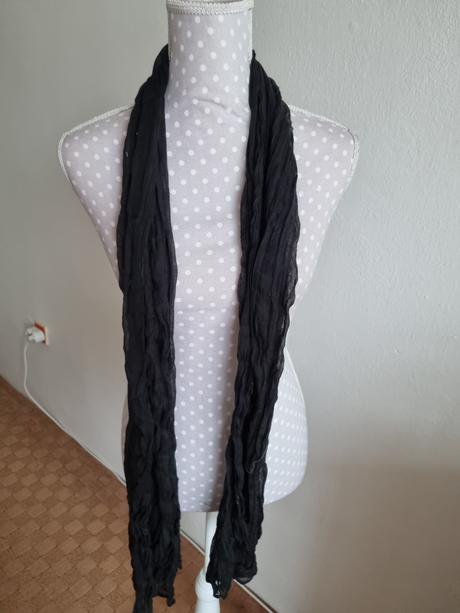 Čierny krčený šál, 