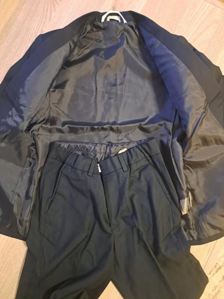 Tmavomodrý oblek, 140