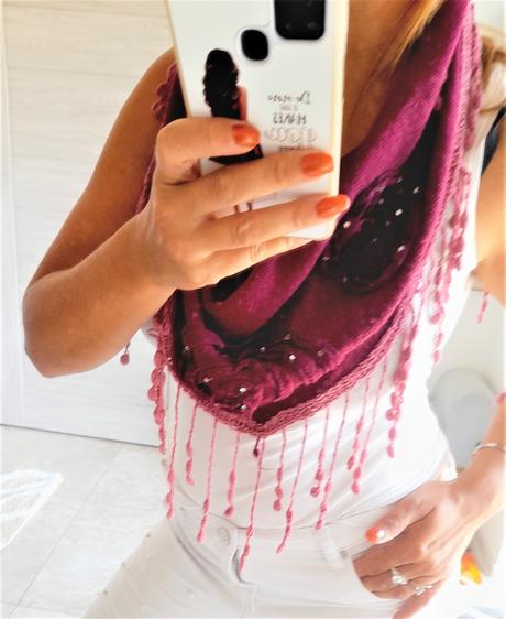 Malinový šál so strapcami, 