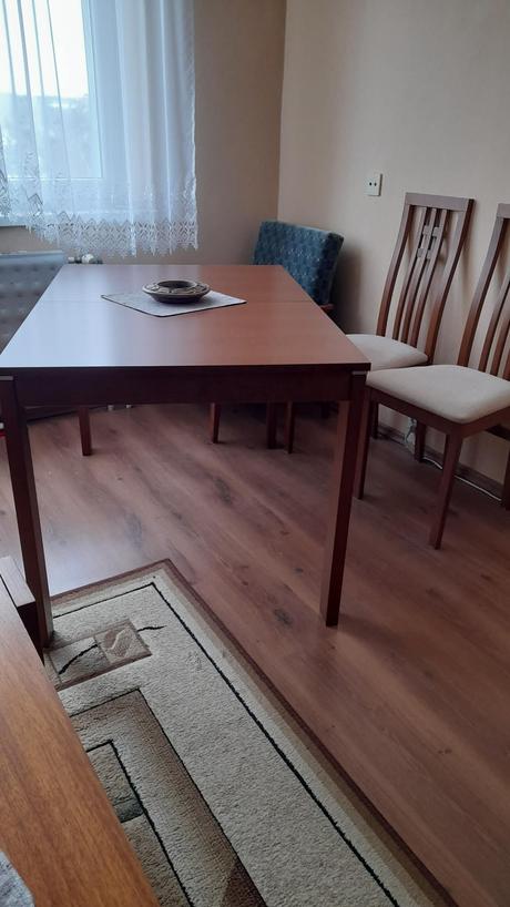 Jedálenský stôl so stoličkami,