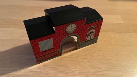 Drevená prejazdná železničná stanica, 