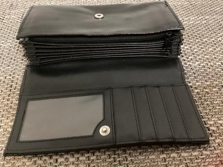 Peňaženka s veľa priečinkami,