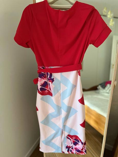 Vzorované puzdrové saty, 38