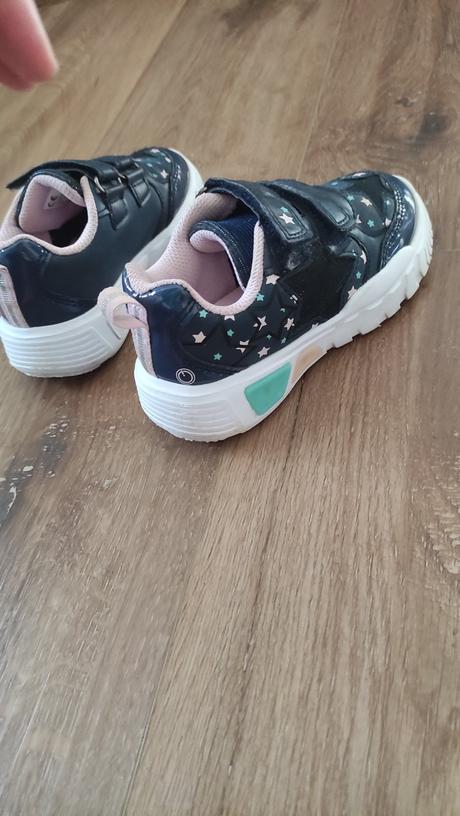 Dievčenské tenisky, 25