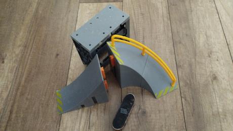 Tech deck rampa so zábradlím + skate - fingerboard,