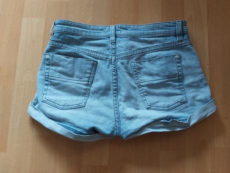 Šortky., 28