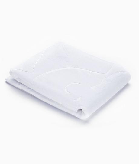 Biela plyšová deka s vtláčaným vzorom, 