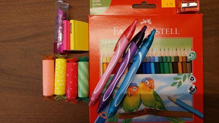Farbičky, zvyraznovace, gumy a pera, 