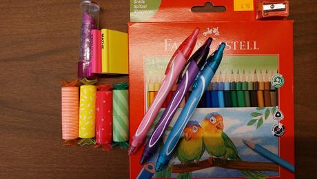 Farbičky, zvyraznovace, gumy a pera, 