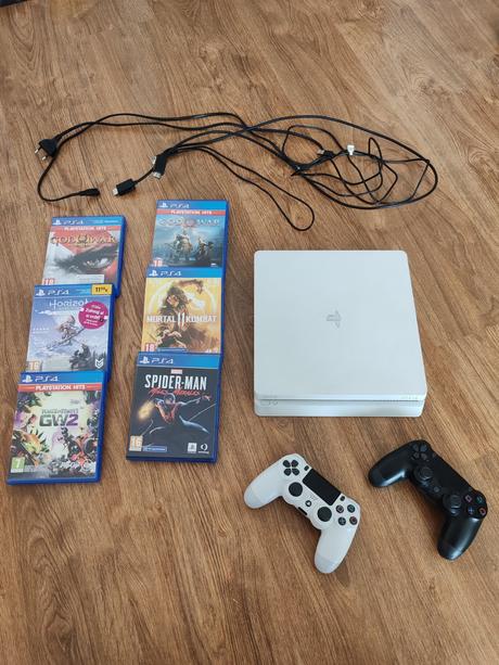 Playstation 4 slim,