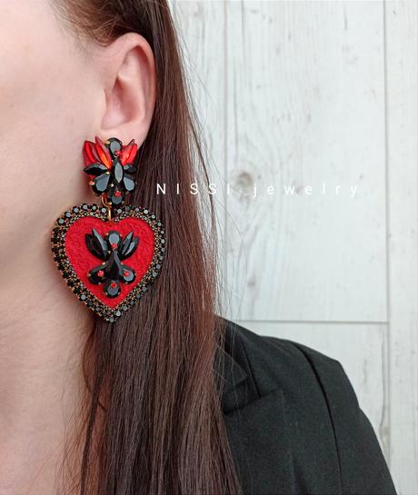 Červené náušnice srdcia, 