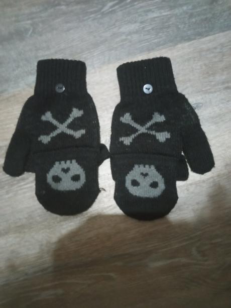 Rukavice s lebkou,